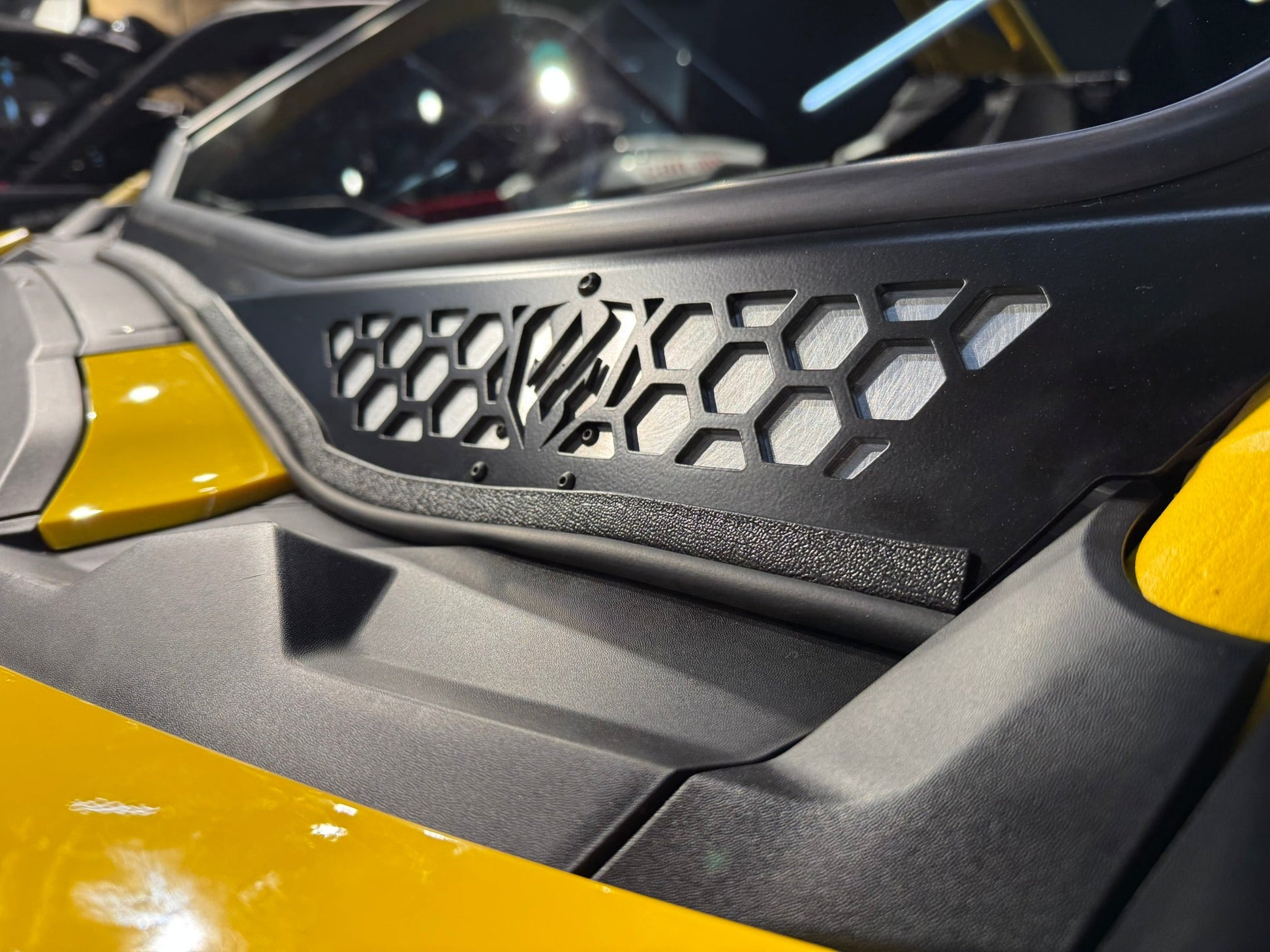 Maverick ’R’ Vented Glass Windshield with Wipers - Glass Front Windshield